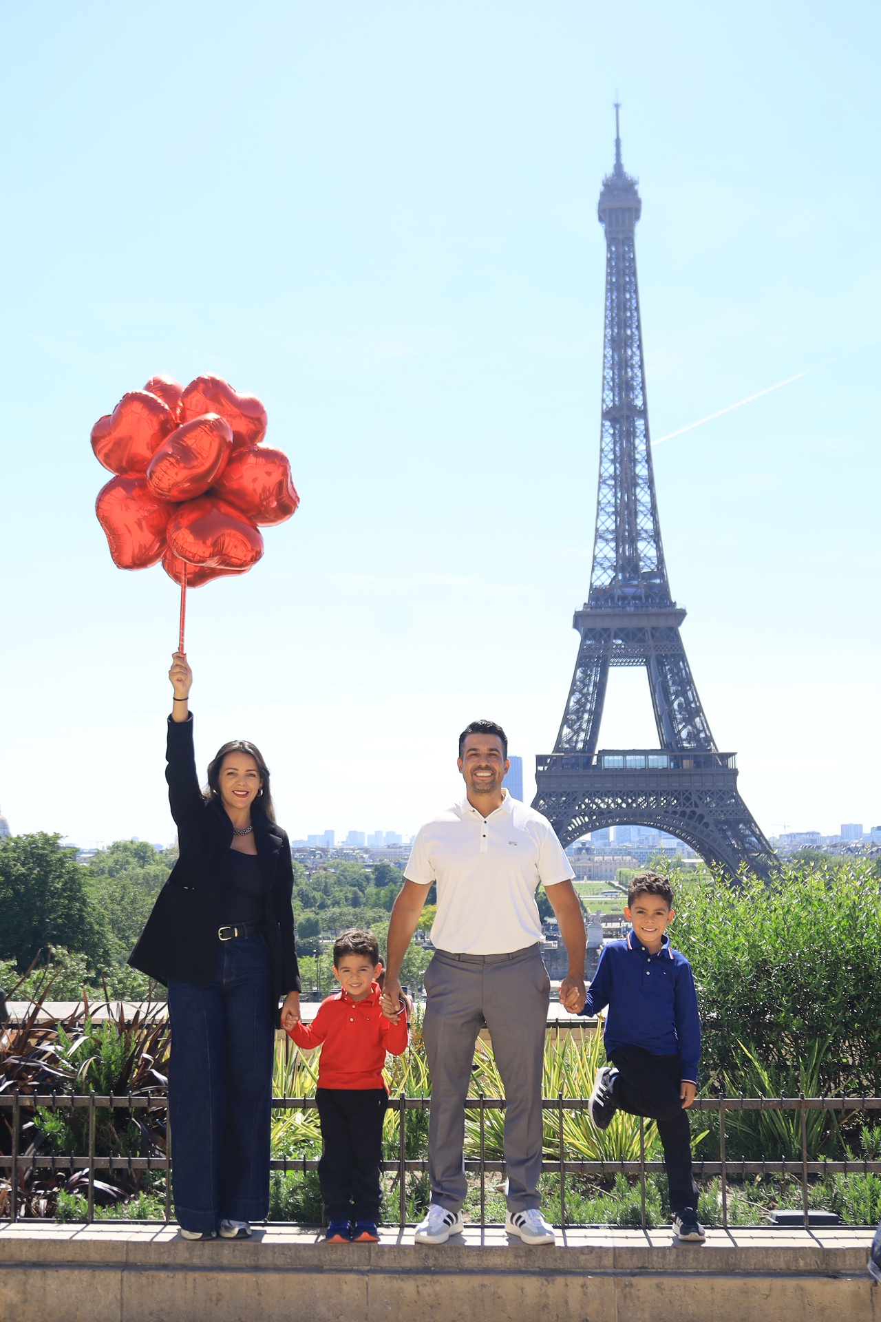 Família em Paris com a Torre Eiffel ao fundo